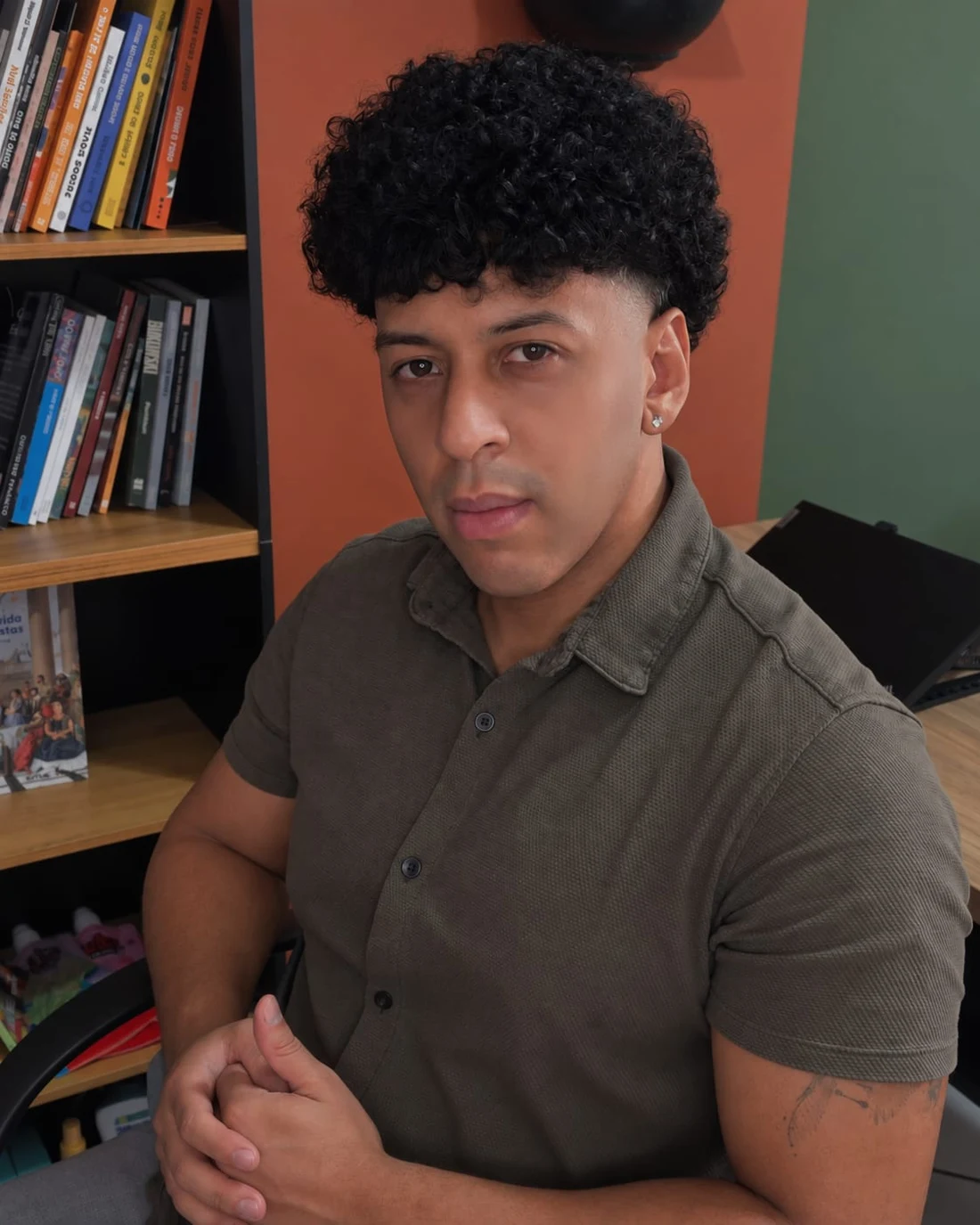 Gustavo Nicacio em seu espaço de trabalho