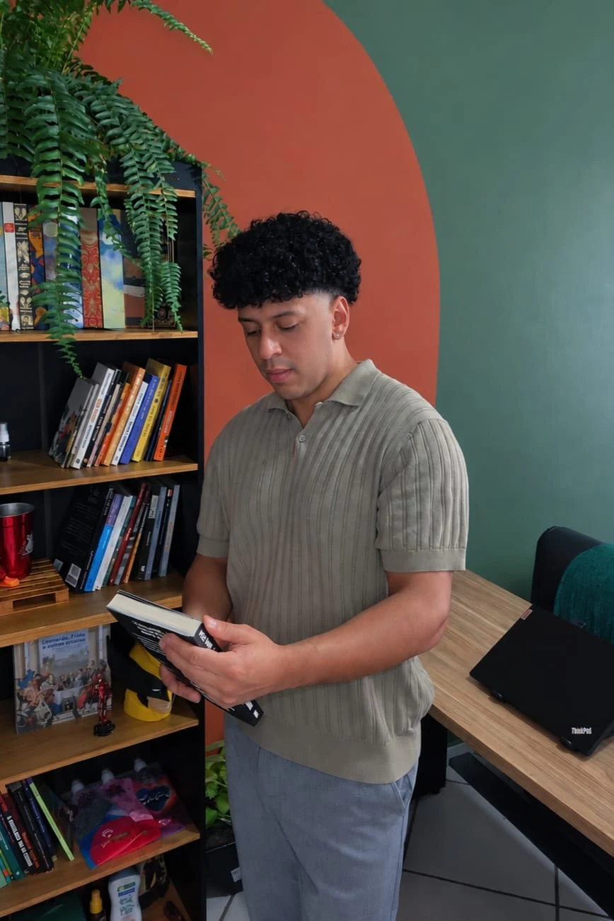 Gustavo Nicacio consultando um livro